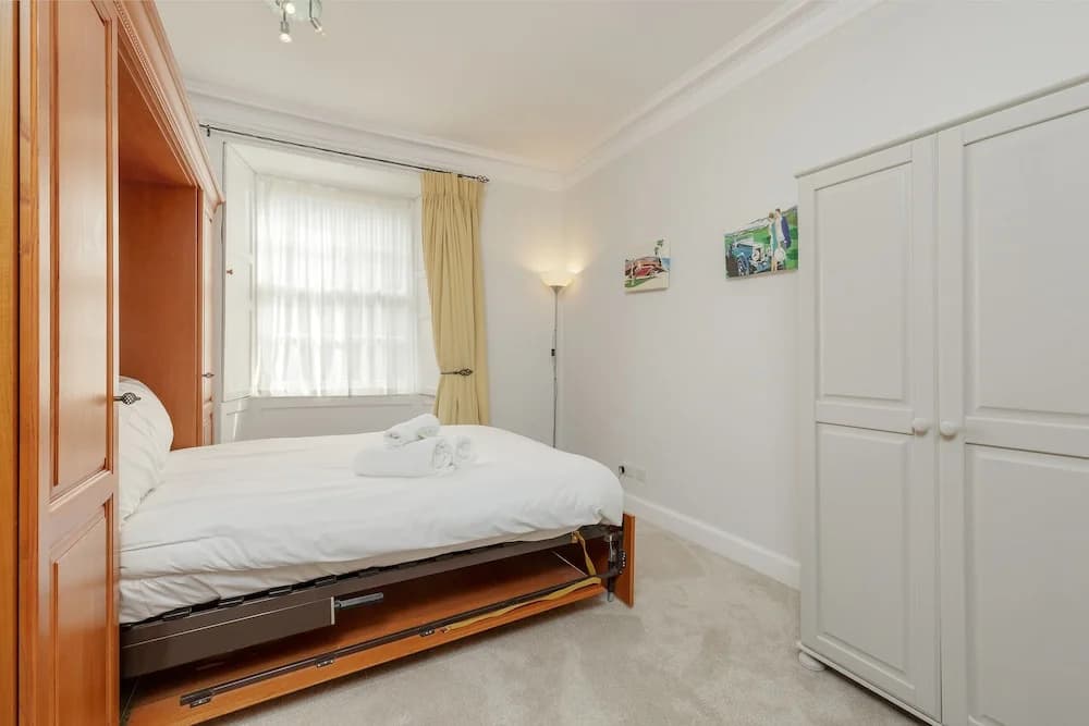 Classic Main Door Entry 2-bedroom New Town Apartment with Garden - photo 6