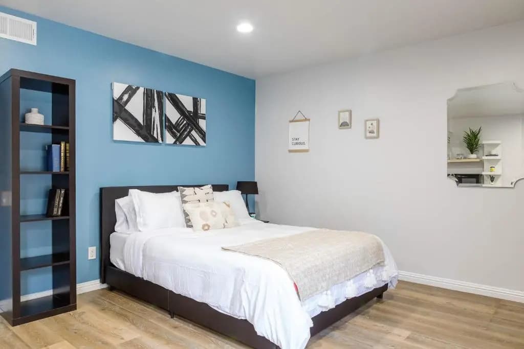 Spacious Guest Studio with Private Entry - photo 2