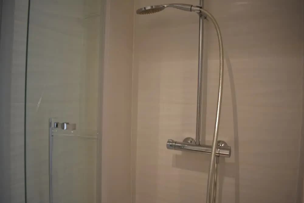 Bright Studio Apartment With High View - photo 8