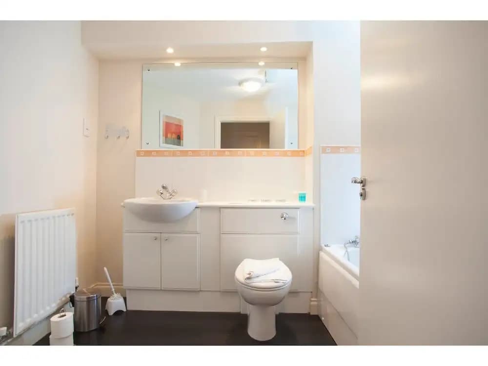 Gorgeous 2 Bed Flat in Historical Edinburgh - photo 8