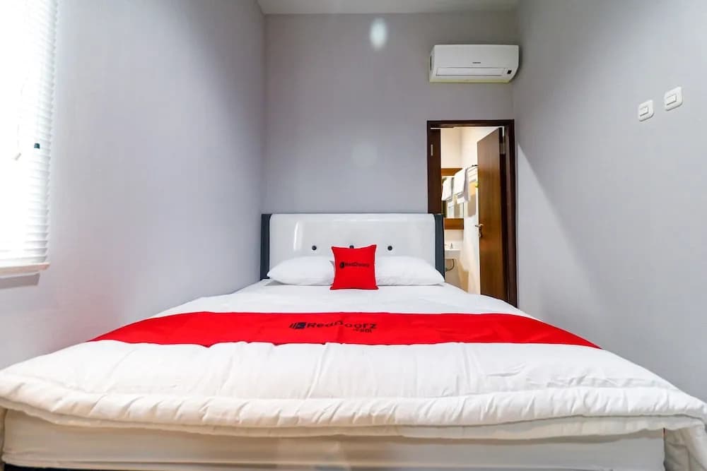RedDoorz near Kebon Jeruk Jakarta - photo 5