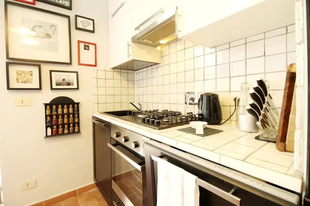 Groovy Rome Art Apartment - photo 12