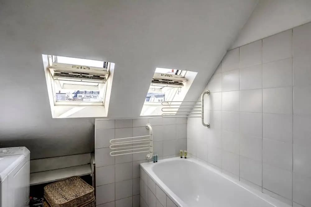 Rustic 3-bdr Family Apartment in Canal St. Martin - photo 3