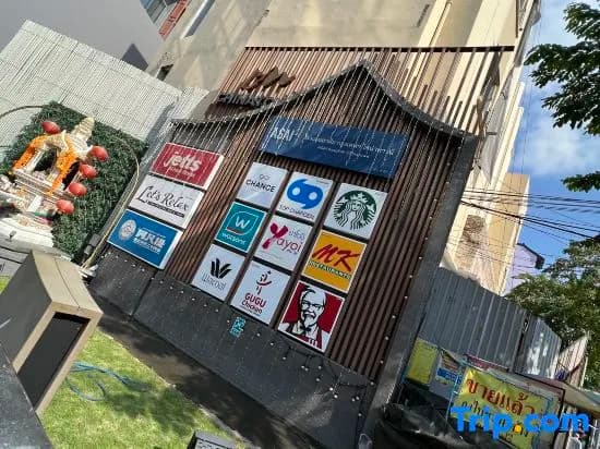 Private Full-Floor Spacious 5 Bedrooms in China Town - main photo
