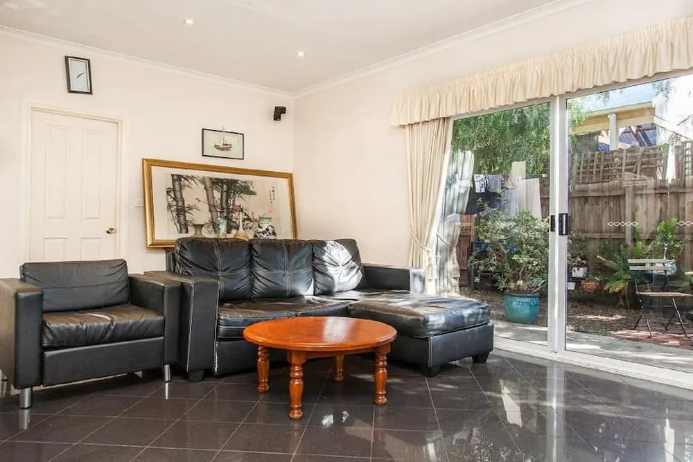 Abbotsford Private Rooms & Pods @ 15 Charles Homestay - photo 2