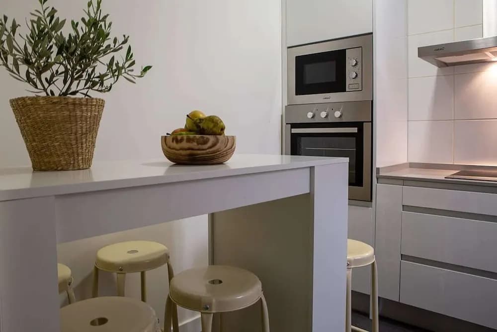 Beautiful 4 Bed 2 Bath Apt in Salamanca - photo 18
