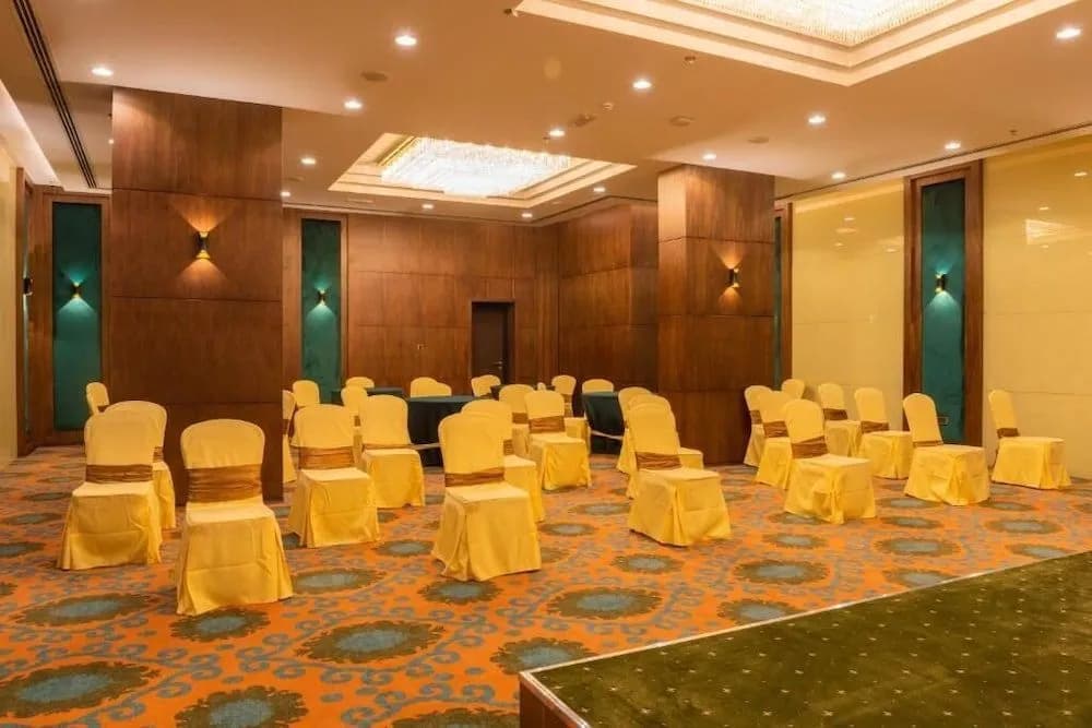 Royal Crown Hotel - photo 12