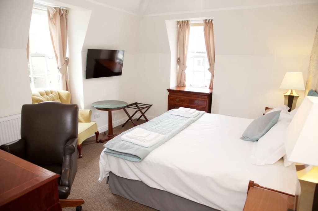 The Captain Cook Hotel - photo 6