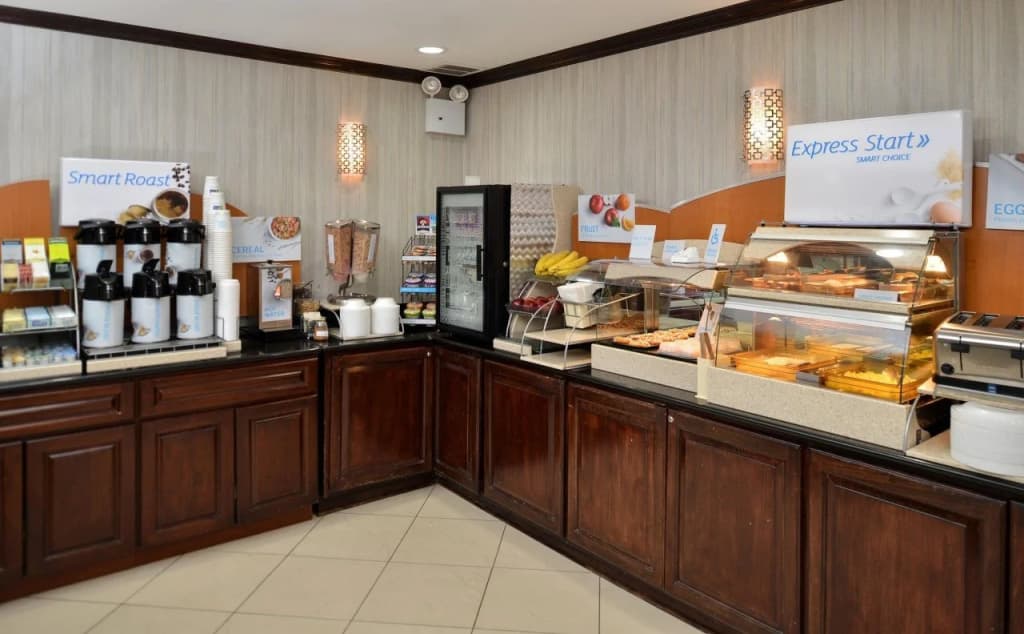 Holiday Inn Express Kennedy Airport - photo 11