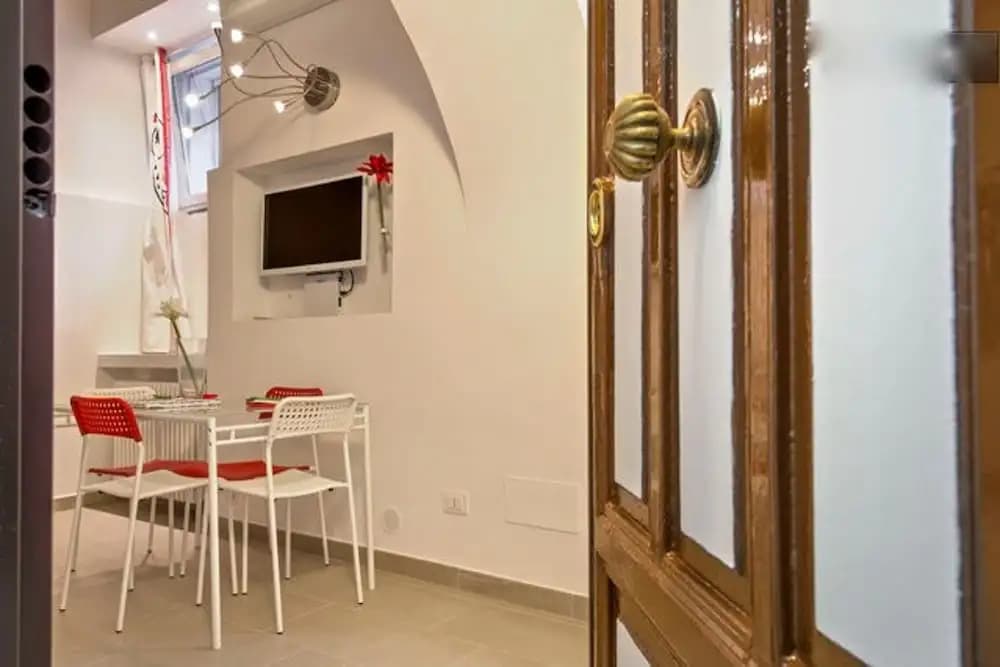 Yellow and Reds Apartments - photo 8