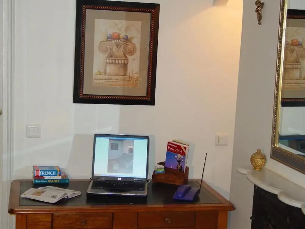 Saint Sulpice Apartment - photo 9