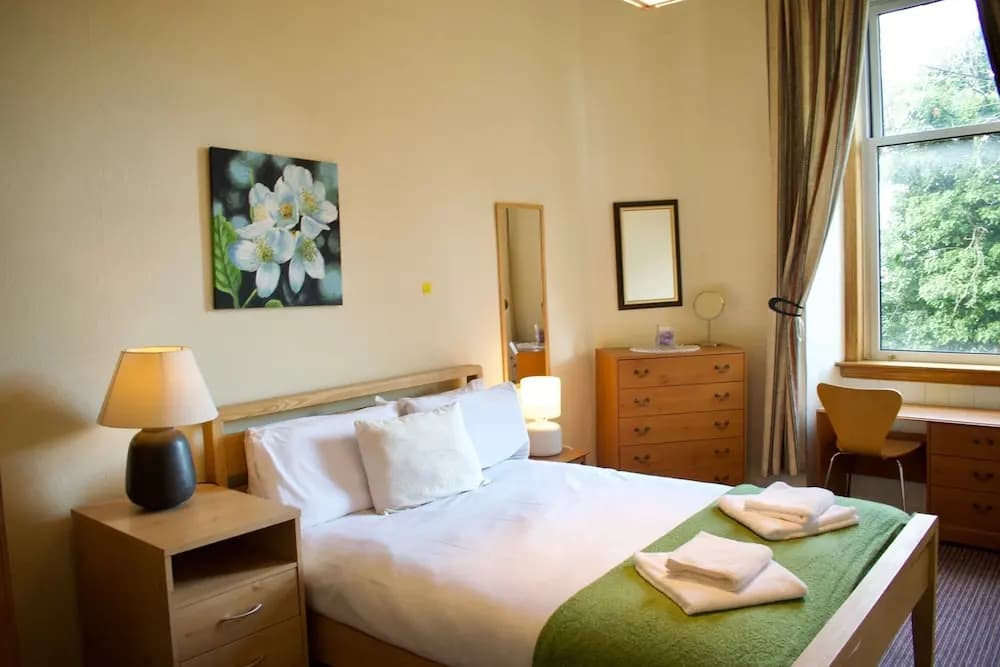 Traditional 3 Bedroom Apartment in Bruntsfield - photo 11