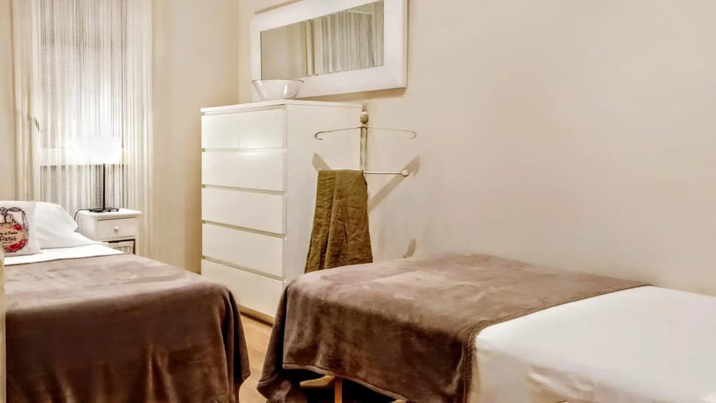 Charming 3BR & sunny Terrace in Eixample - Noname - photo 6