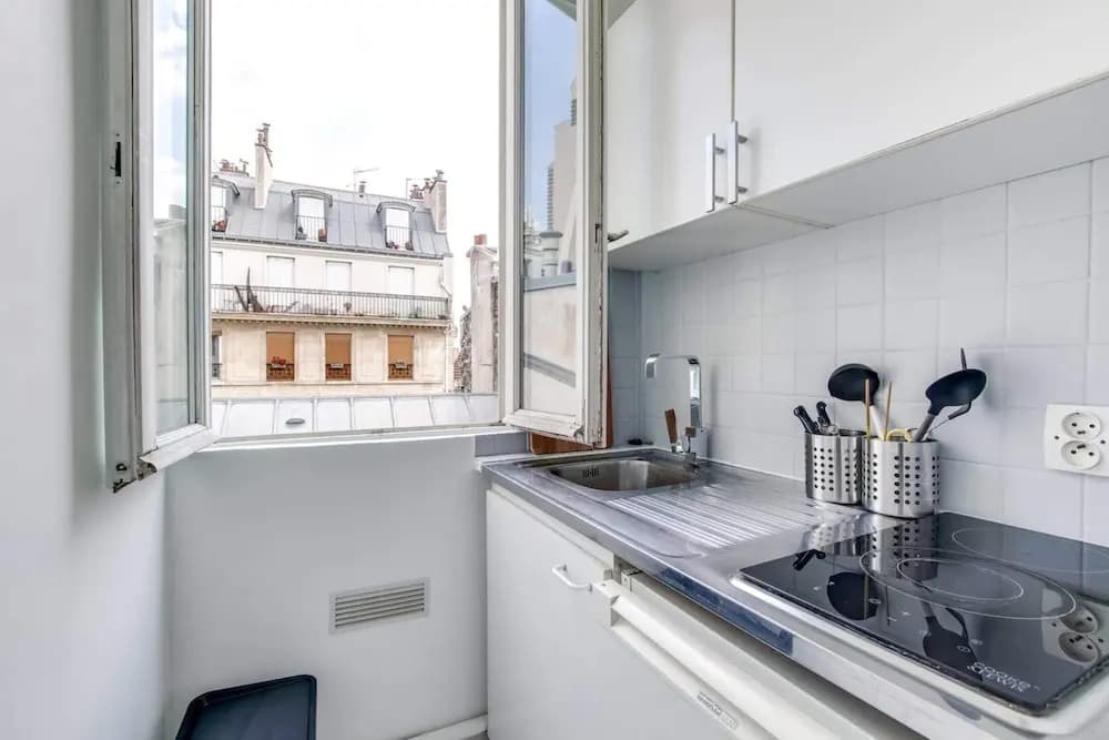 Quaint Apartment With Rooftop Views of Montmarte - photo 11