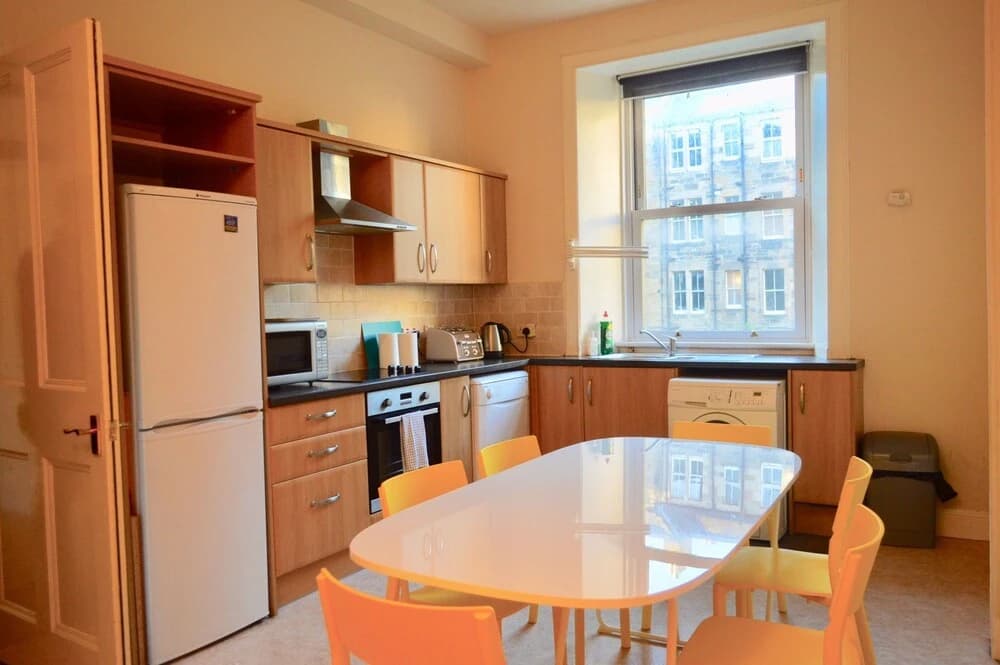 3 Bedroom Bruntsfield Flat - photo 7