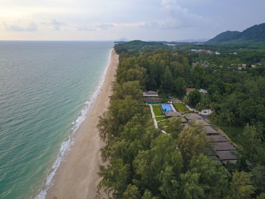 Long Beach Chalet Hotel - photo 18