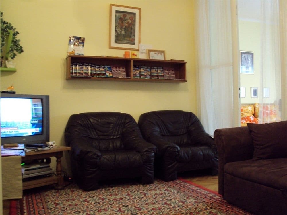 Parliament Apartment Downtown - photo 6