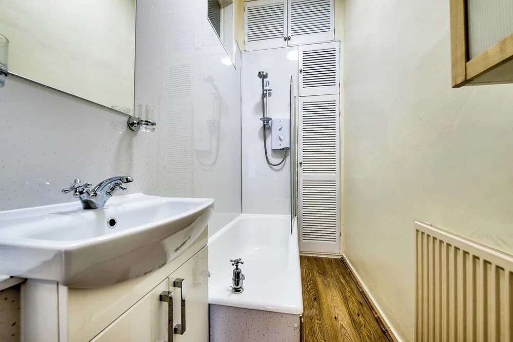 Bright and Airy Apartment in Newington - photo 8