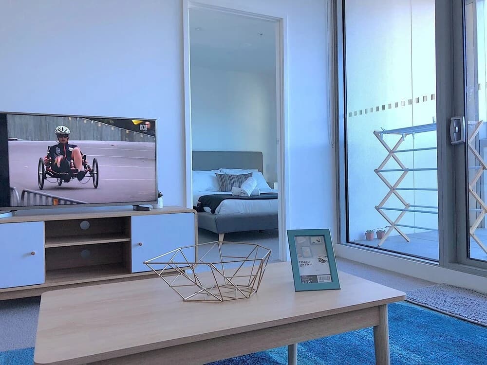 Modern Docklands Apartment in CBD - photo 3