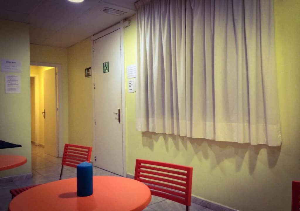 Barcelona City Centre Hostal - photo 11
