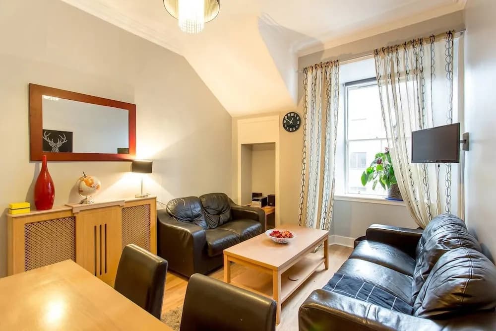 St Mary's Street 3 Bed Apartment In the Old Town - photo 4