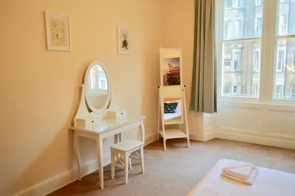 3 Bedroom Bruntsfield Flat - photo 11