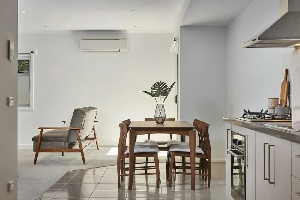 Sleek and Spacious Flat - photo 12