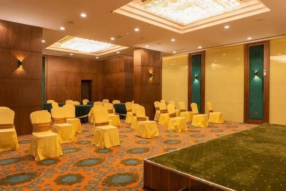 Royal Crown Hotel - photo 11