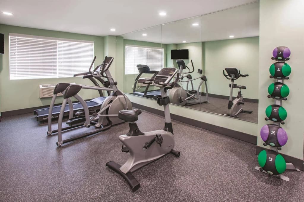 La Quinta Inn & Suites Far Rockaway - JFK Airport - photo 14