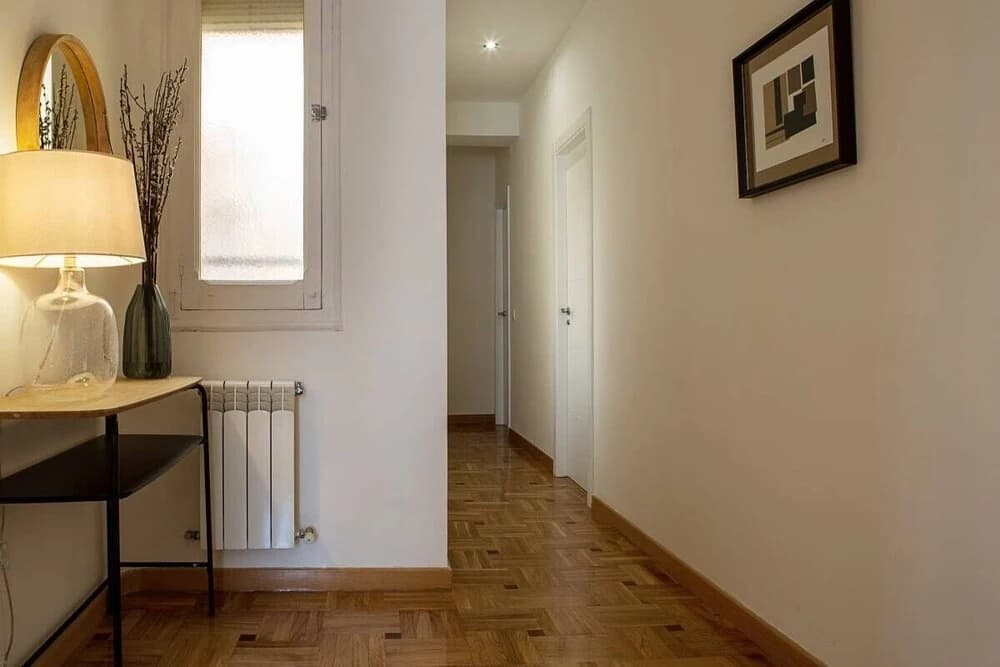 Beautiful 4 Bed 2 Bath Apt in Salamanca - photo 6