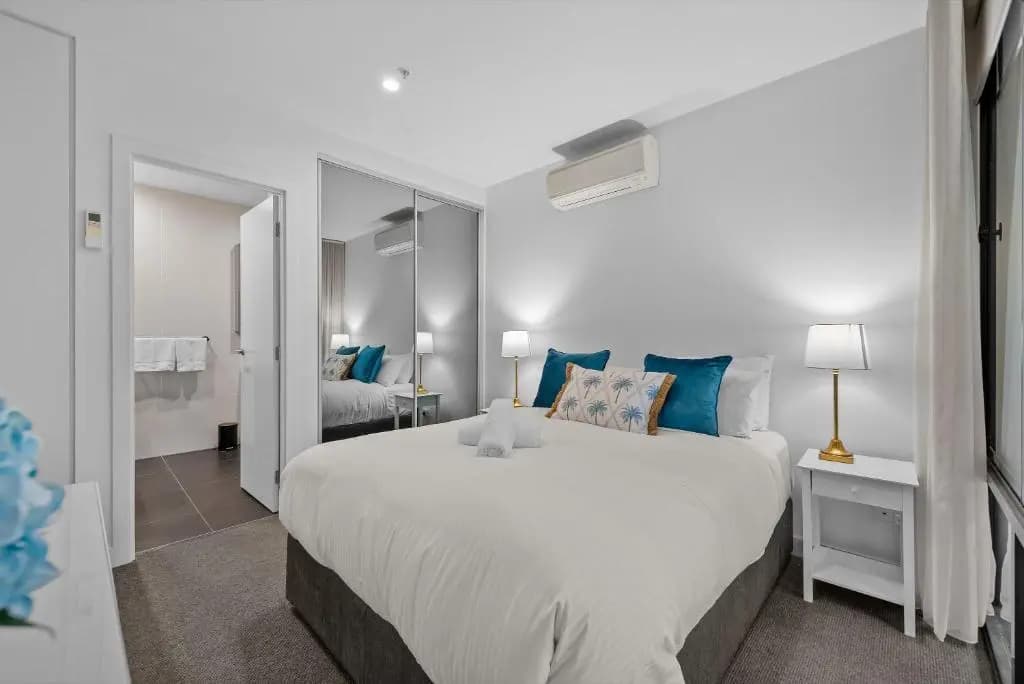 StayCentral Northcote Townhouse With Study - photo 6