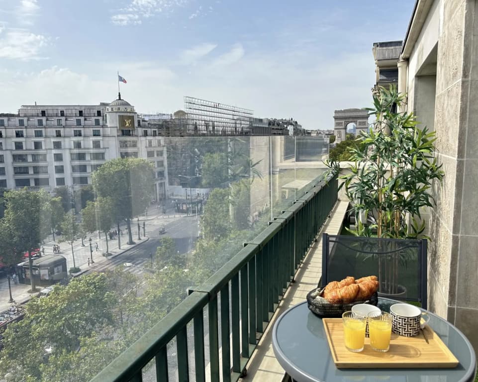 1610B - Stunning studio with Champs Elysées Views! - photo 11