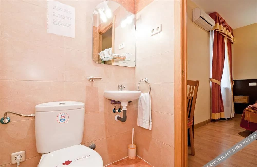Hostal Las Cortes - photo 7