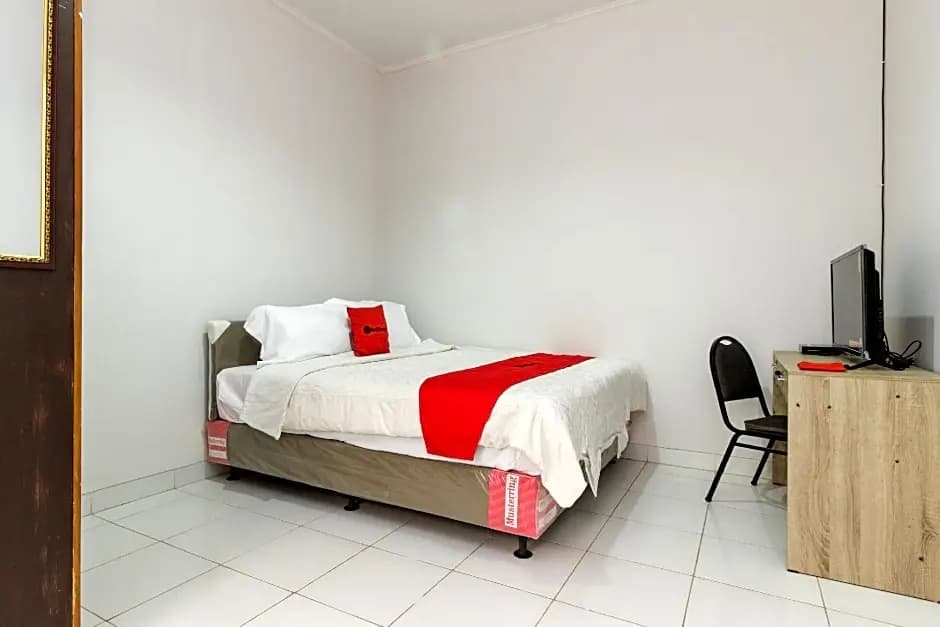 RedDoorz Syariah near Pondok Indah Mall 3 - photo 5