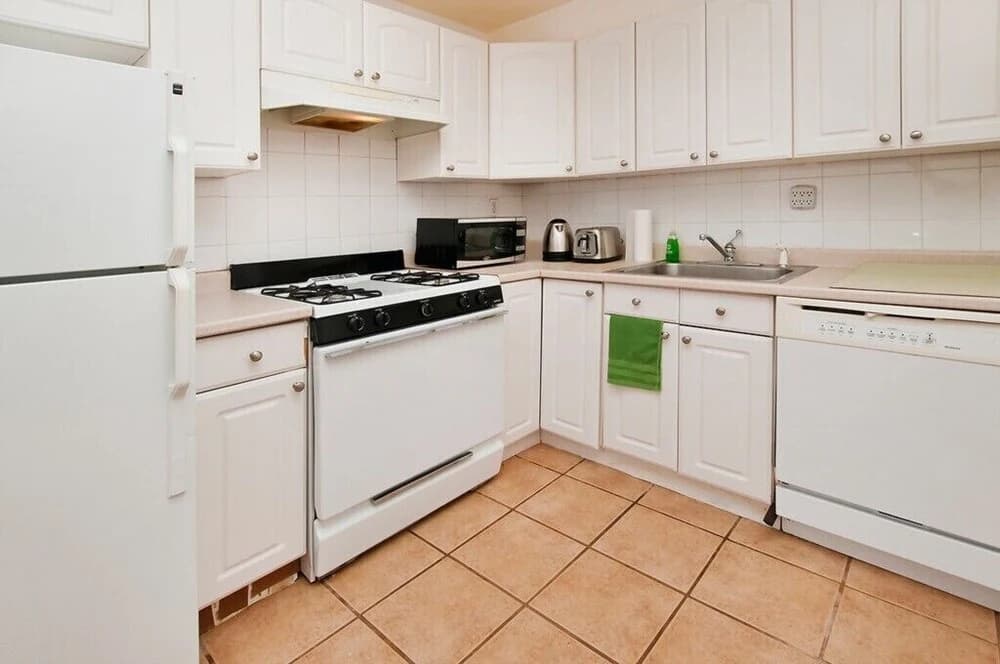 Renovated 2 BR on Upper East Side - photo 6
