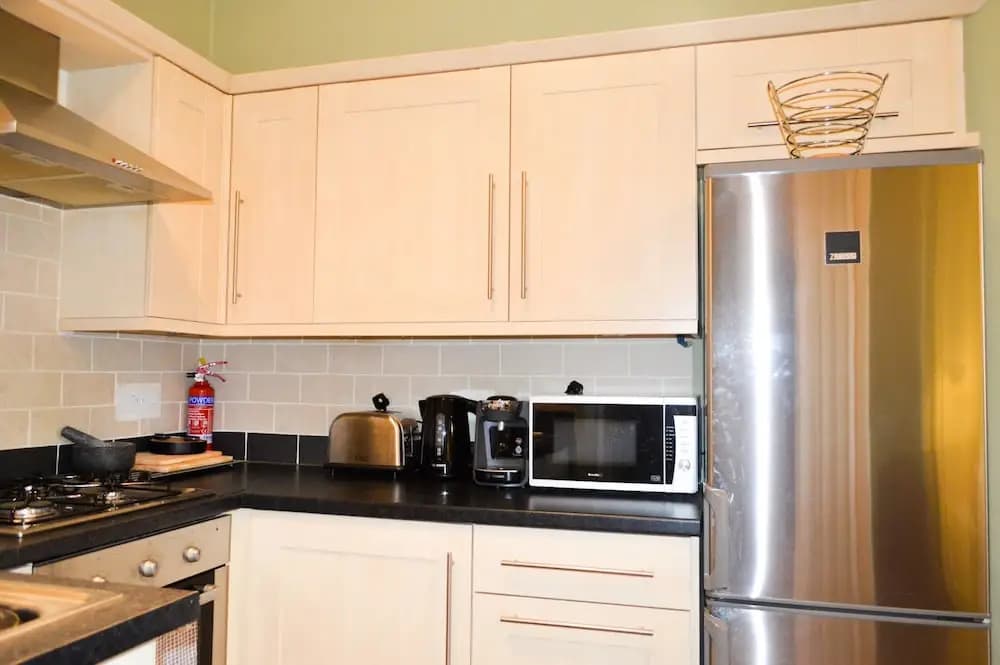 Colourful 1 Bedroom Apartment Near Edinburgh Centre - photo 5