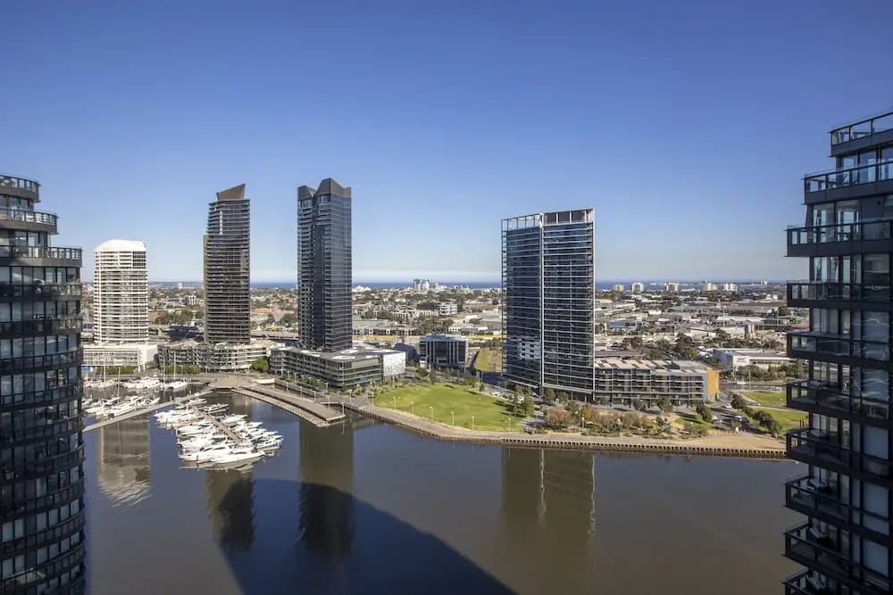 Docklands high level 1 Bedroom Apartment with pool by KozyGuru - photo 5