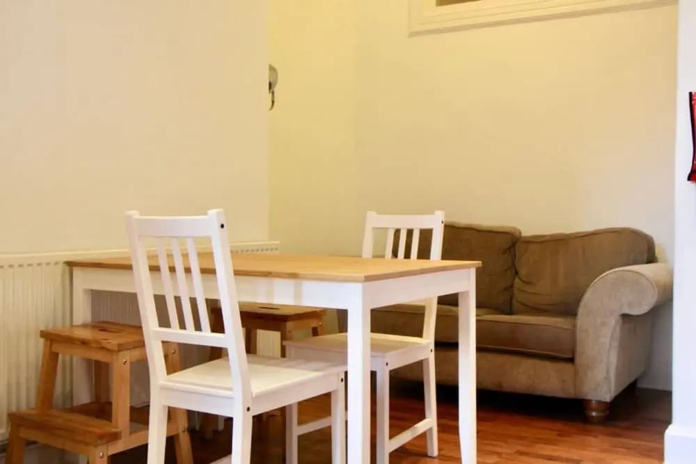 Bright 2 Bedroom Flat Next To The Meadows - main photo
