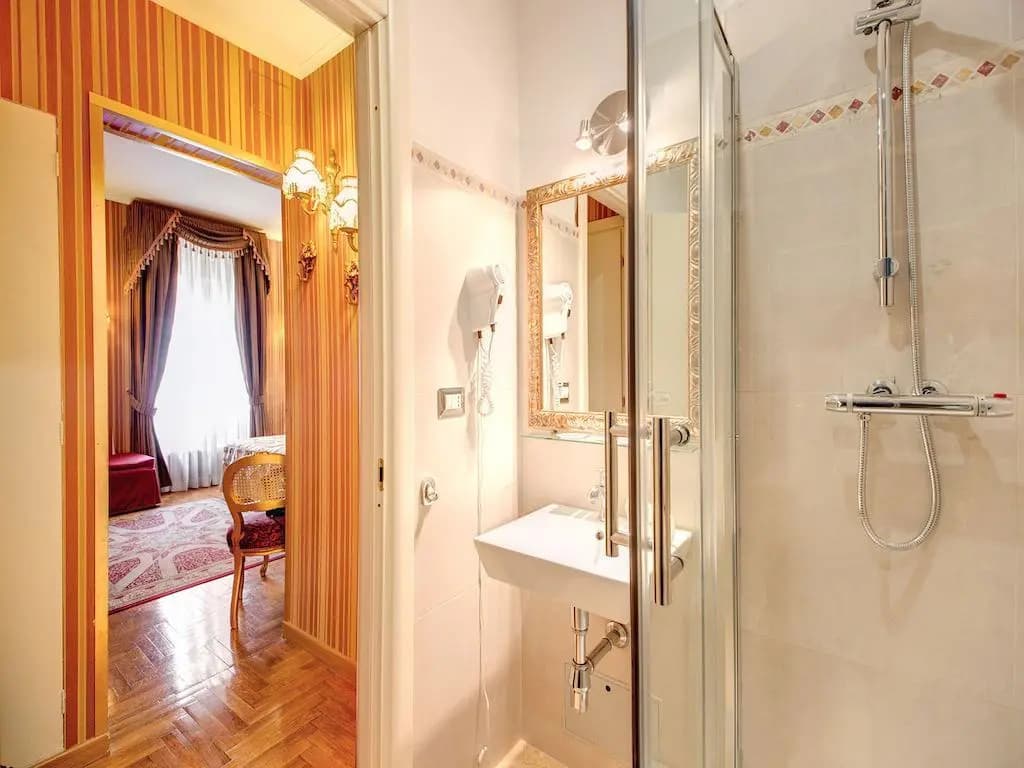 Domus Colosseo Hotel - photo 7