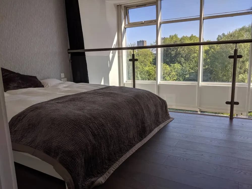 Stylish Canal-side Flat with Balcony - main photo