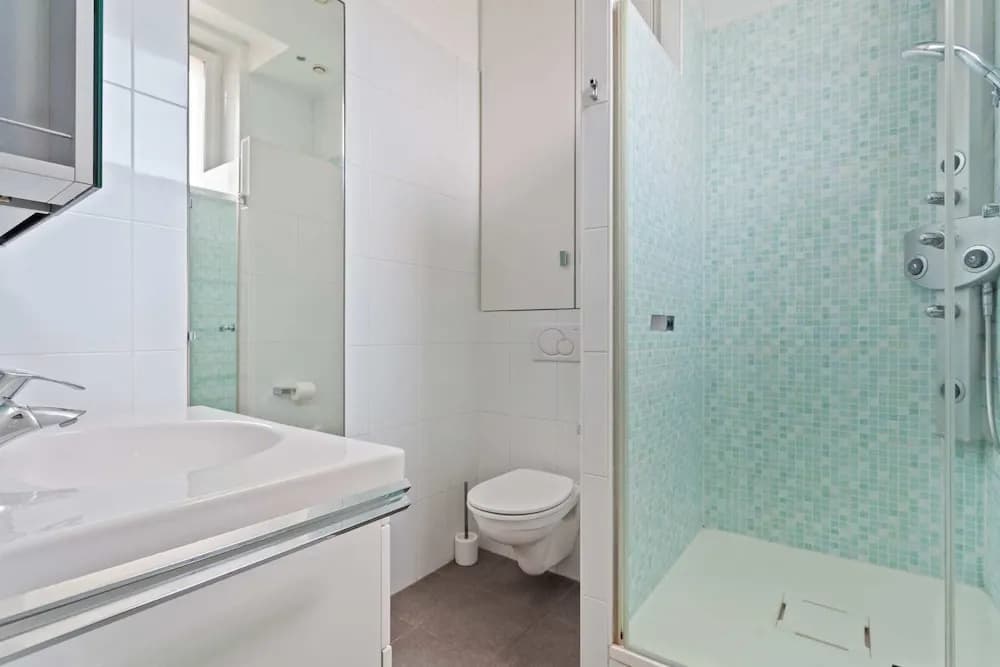 Beautiful Lavish Apartment for 6 in Paris VII by Guestready - photo 8