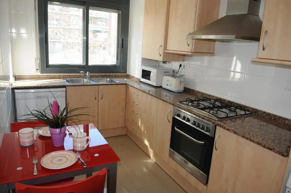 New & Sunny Apartment - main photo
