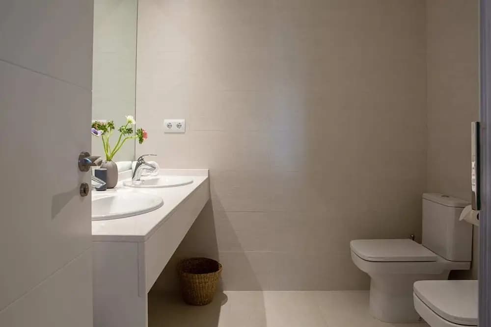 Beautiful 4 Bed 2 Bath Apt in Salamanca - photo 8