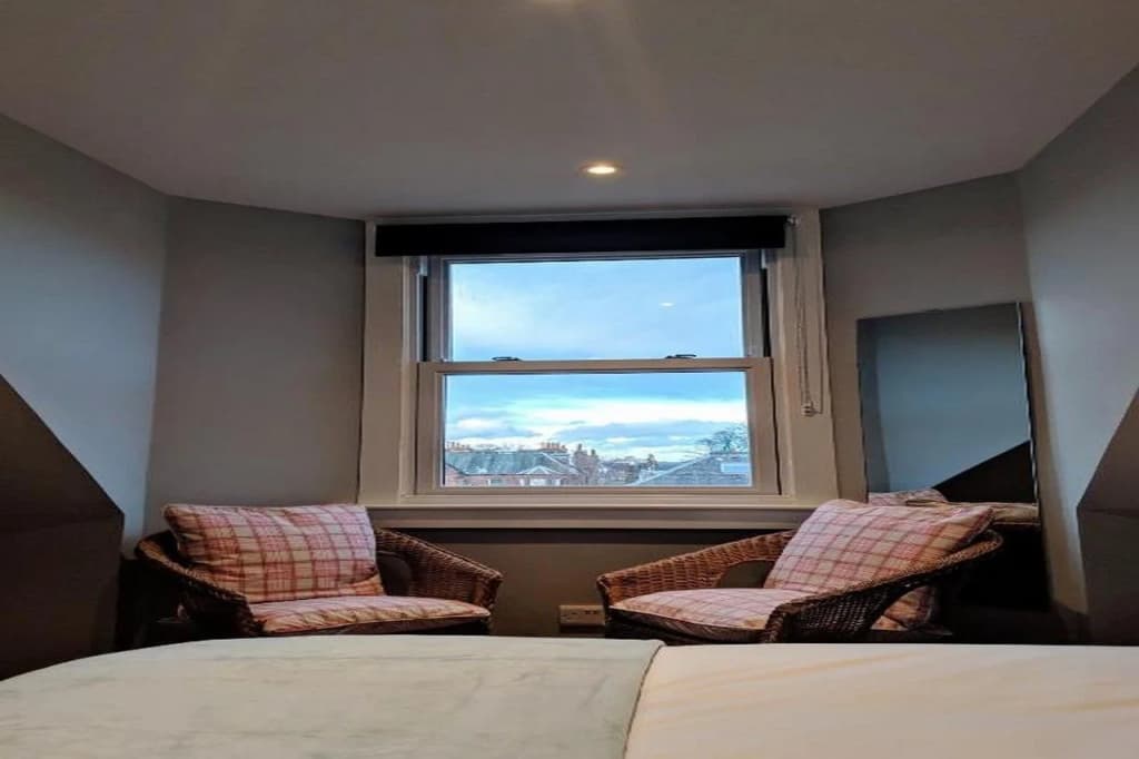 Falcon Crest Guest House - photo 2
