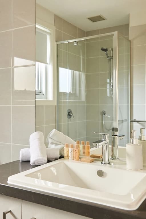 Sleek and Spacious Flat - photo 7