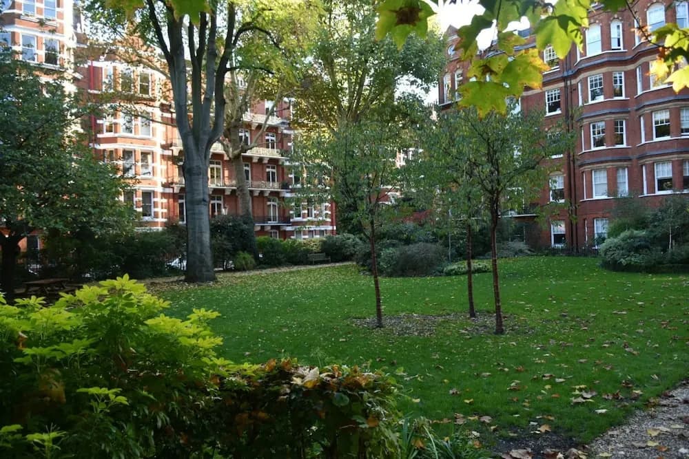 Beautiful 2 Bedroom Property in Earl's Court - photo 14