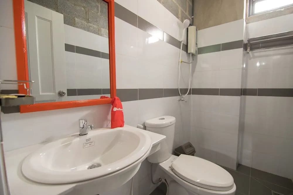 RedDoorz Plus @ Ung Van Khiem Street - photo 8