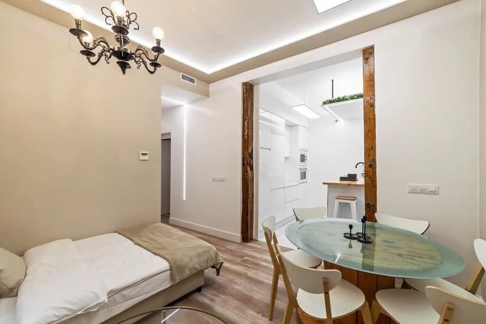 Bright & Spacious Three Bedroom Apartment in Centro - photo 2