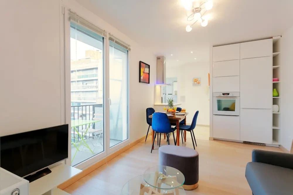 Eiffel Tower View Private Apartment - photo 5