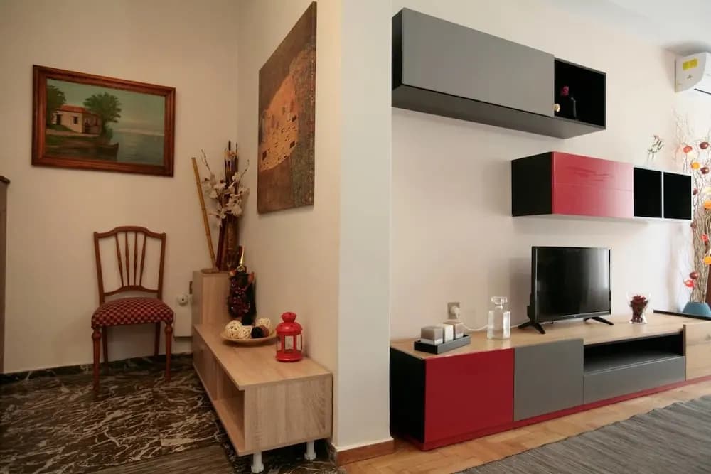 Comfy & Tasteful Central Apt • 1' to Metro Station - photo 6